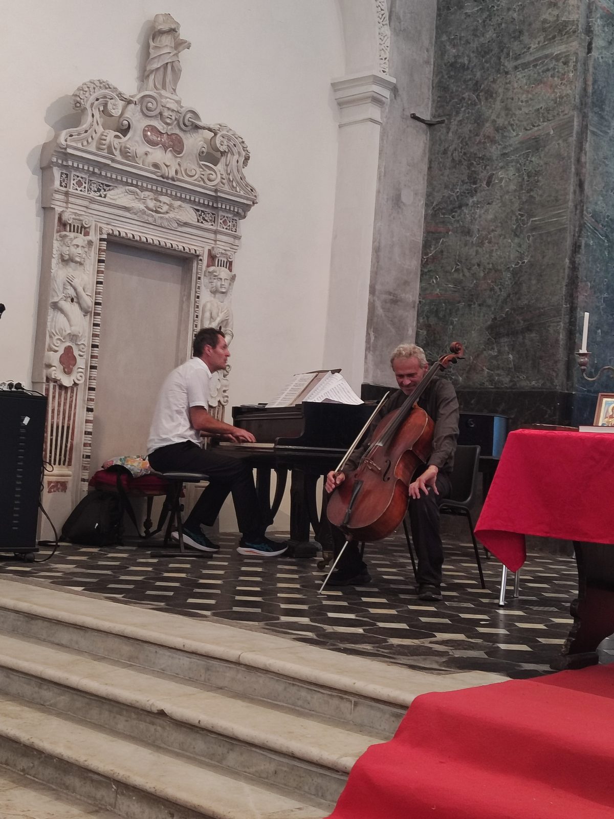Les musiciens devant le portail sculpté de l'abbatiale